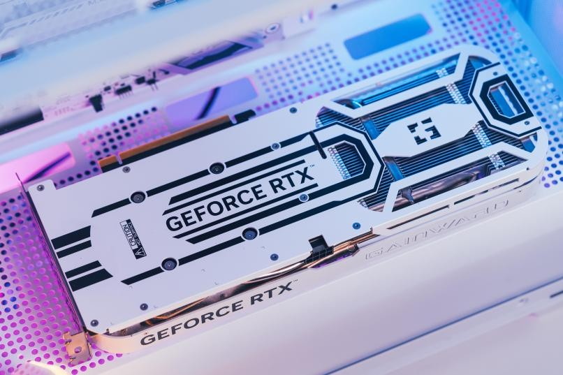 卓越而美观！耕升 GeForce RTX 4060 星极皓月1080P完美体验！